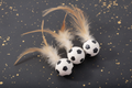Katzen-Spielball mit Federn – Sportliches Jagdvergnügen für aktive Katzen