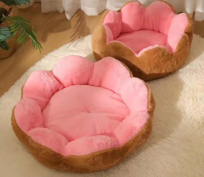 Kuscheliges Katzen- und Hundebett in Blumenform