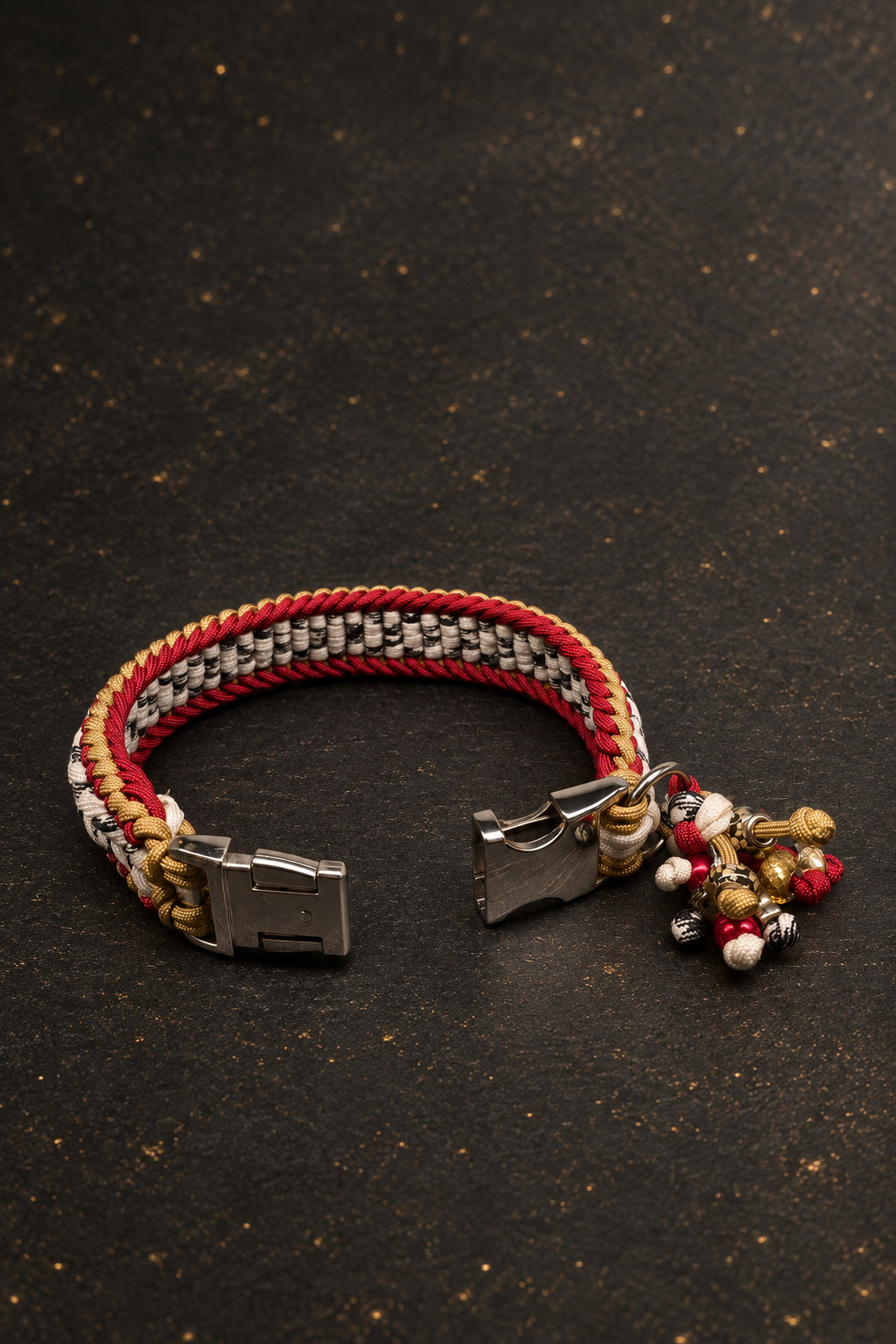 Handgeflochtenes Paracord Hundehalsband  43.5 cm – V-Muster Rot/Gold/Schwarz