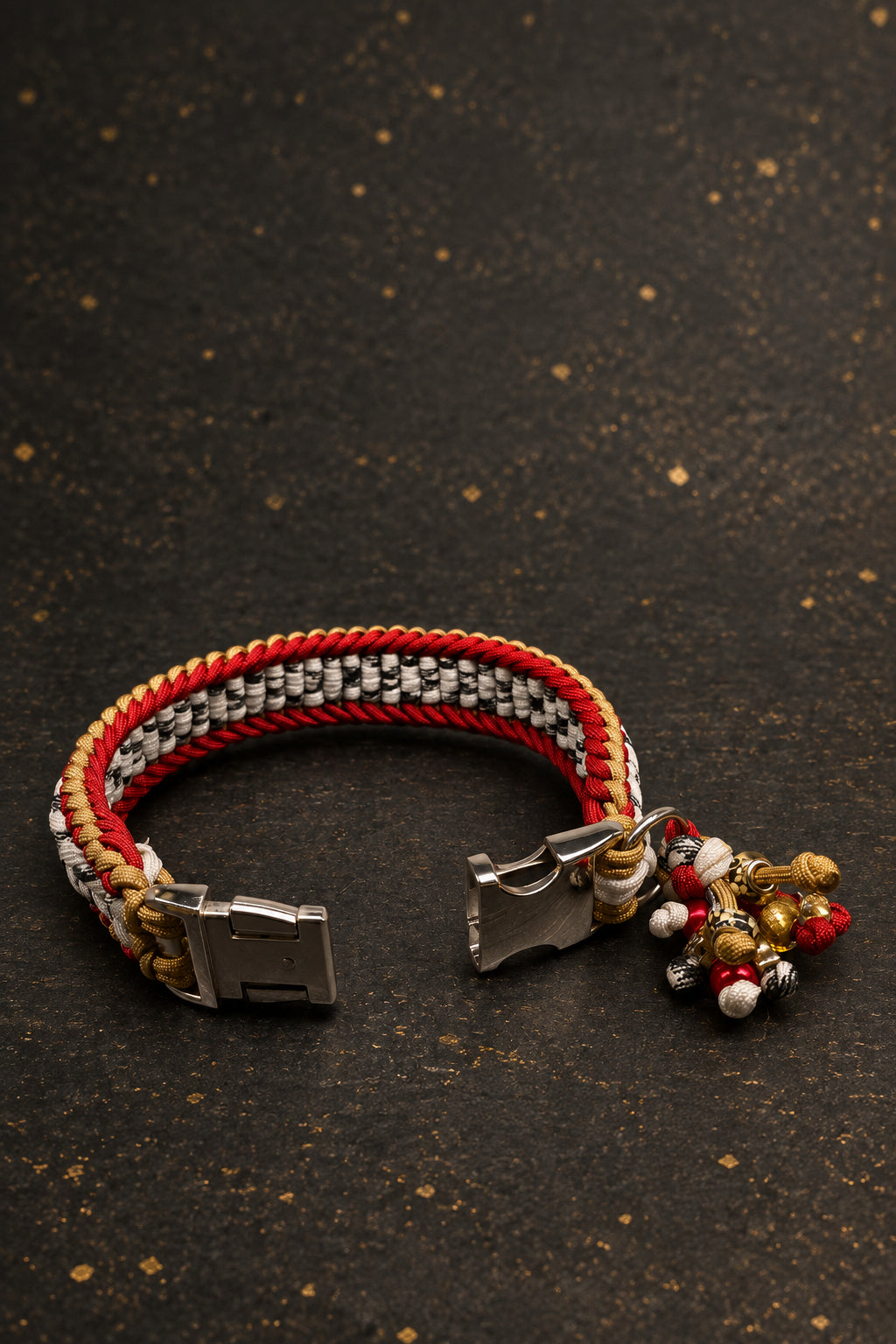 Handgeflochtenes Paracord Hundehalsband  43.5 cm – V-Muster Rot/Gold/Schwarz
