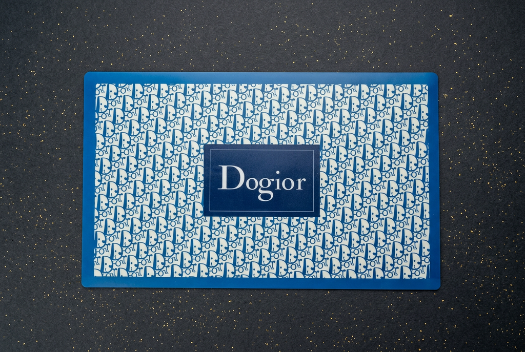 Dogior Napfunterlage für Hunde – Blaues Monogramm
