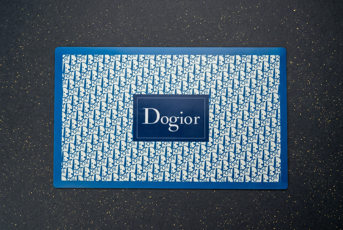 Dogior Napfunterlage für Hunde – Blaues Monogramm